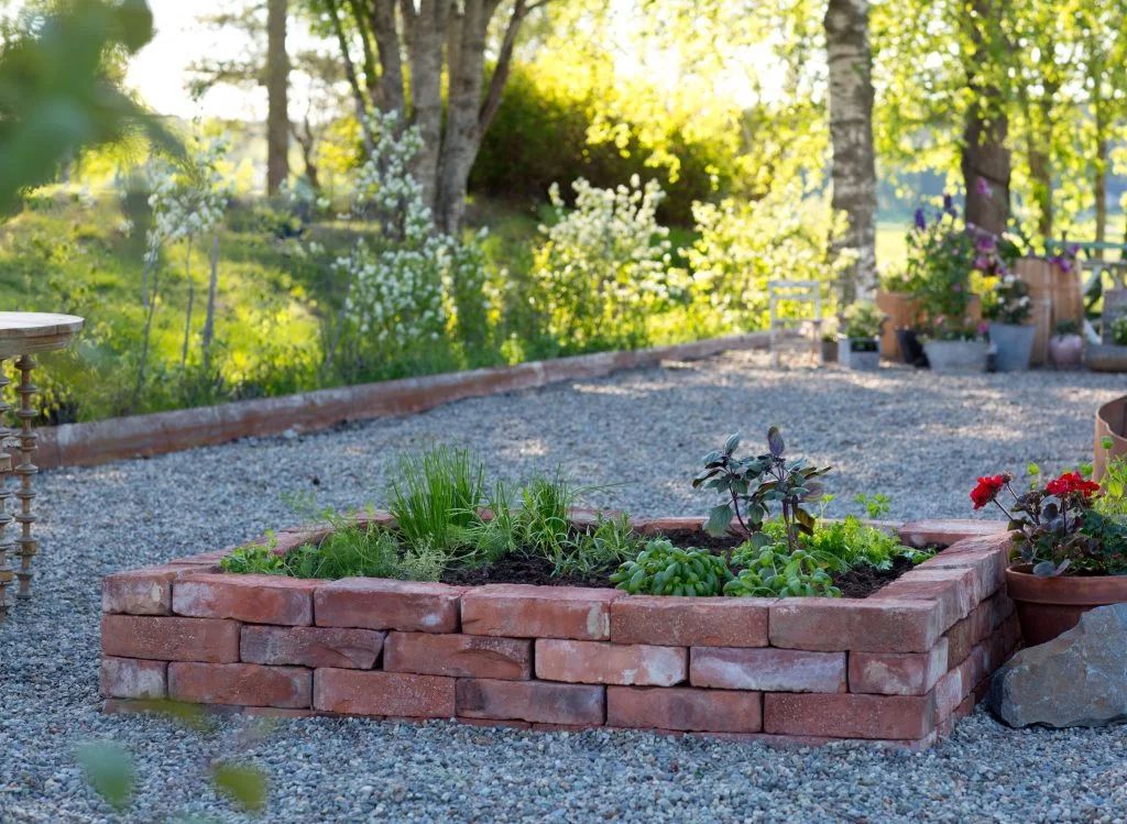 Att mura en odlingsbädd – Claras guider & DIY, Claras hem & trädgård –&nbsp;UnderbaraClara